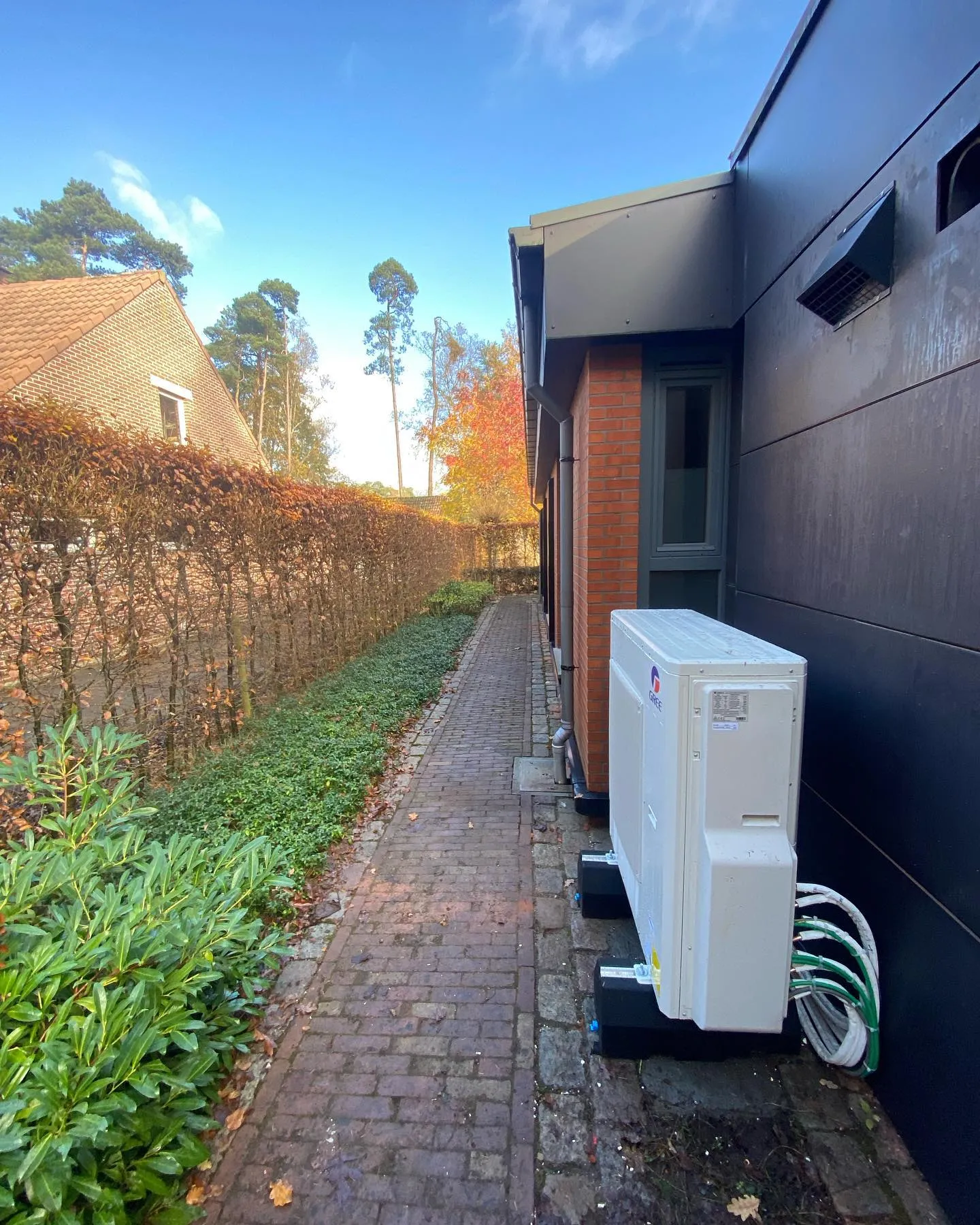Airco buitenunit op een dakterras