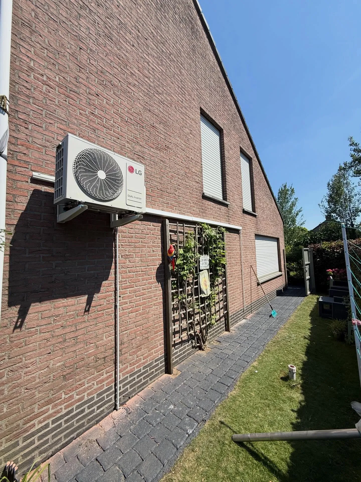 Airco buitenunit tegen een gevel