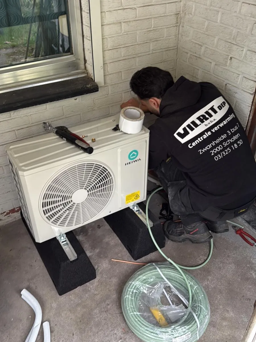Technicus van Wilrit installeert een buitenunit