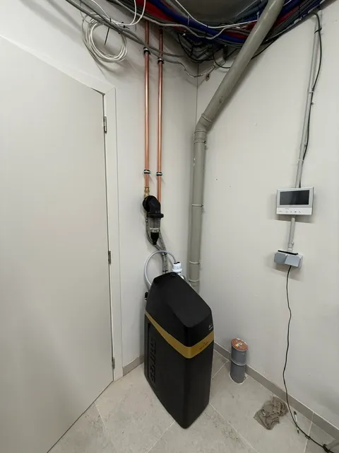 Waterontkalker aangesloten op de watertoevoer