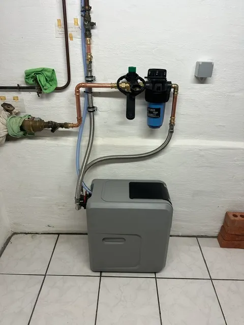 Compacte waterontkalker geïnstalleerd bij een particuliere klant
