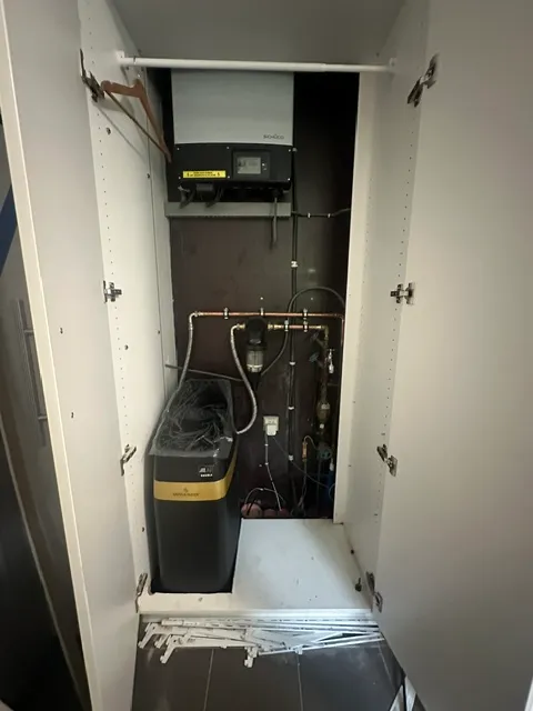 Waterontkalker discreet weggewerkt in een kast