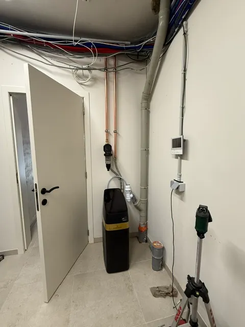 Compacte waterontkalker in de technische ruimte